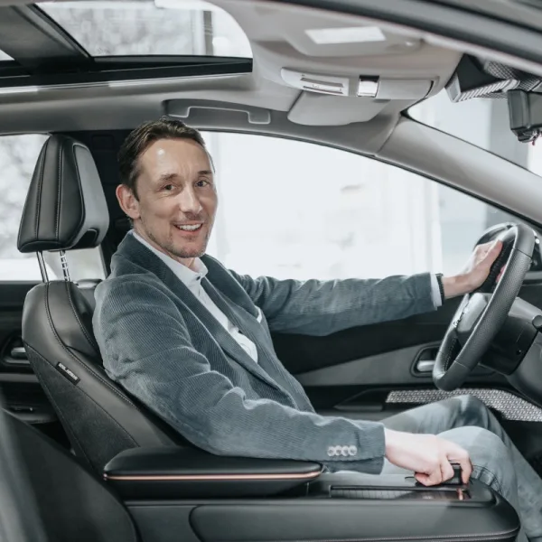Michael Matuschek, Geschäftsführer von Autohaus C. Thomsen, am Steuer eines Autos