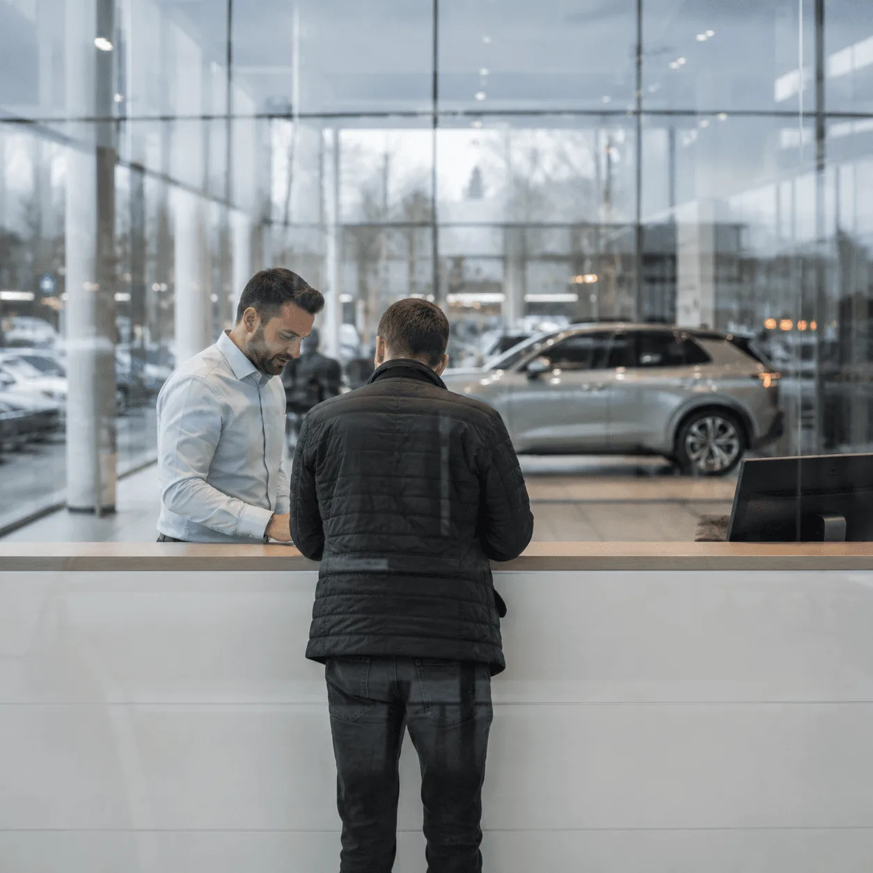 Gespräch an der Serviceannahme eines Autohauses.
