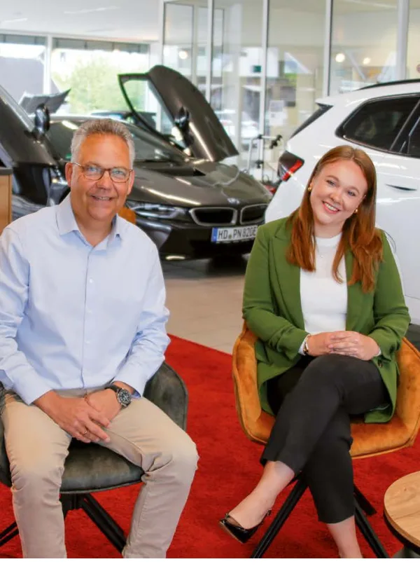 Zwei Menschen im Autohaus der VÖGELE Gruppe